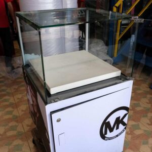 珠宝柜、玻璃柜展示产品方形，1 个玻璃门洞，白色木质底座。