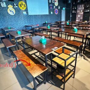 餐厅、酒吧、咖啡馆的木椅，黑色钢架。