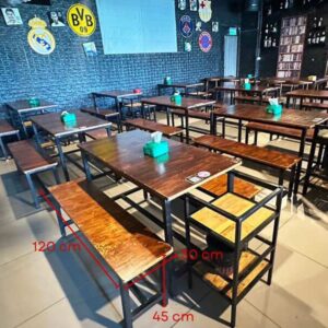 餐厅、酒吧、咖啡馆的木椅，黑色钢架。