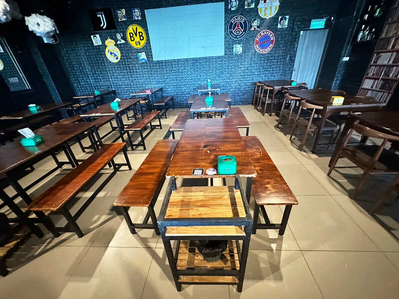 餐厅、酒吧、咖啡馆的木椅,黑色钢架。