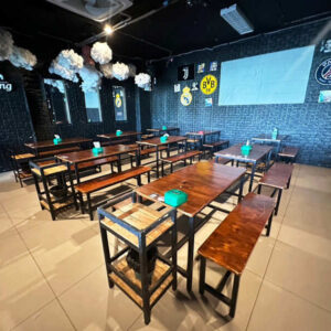 餐厅、酒吧、咖啡馆的木椅,黑色钢架。