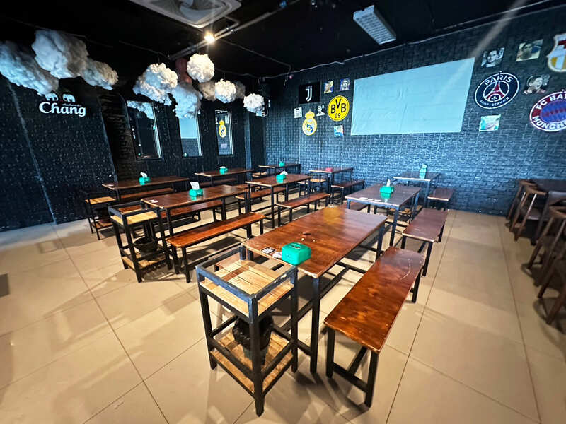 餐厅、酒吧、咖啡馆的木椅,黑色钢架。
