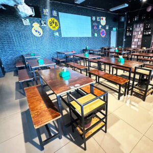 餐厅、酒吧、咖啡馆的木椅,黑色钢架。