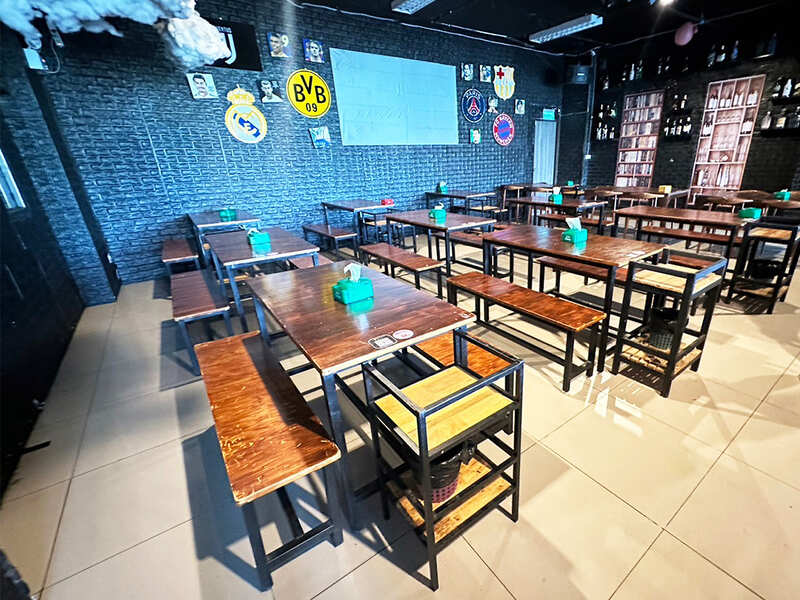 餐厅、酒吧、咖啡馆的木椅,黑色钢架。