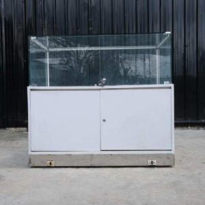珠宝柜，玻璃产品展示柜，有2个开门，白色木框，玻璃边缘有LED灯。