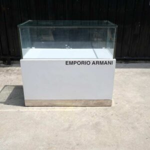 珠宝柜，玻璃产品展示柜，有2个开门，白色木框，玻璃边缘有LED灯。