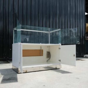 珠宝柜，玻璃产品展示柜，有2个开门，白色木框，玻璃边缘有LED灯。