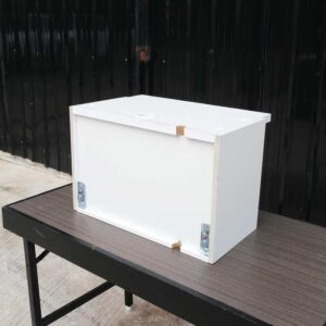 产品货架托盘有一个用于电线的孔。高光白色木框