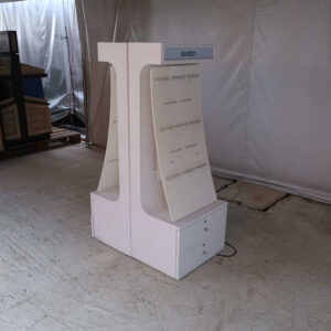 手表展示架悬挂式产品展示架，白色木框，带 2 个储物抽屉。