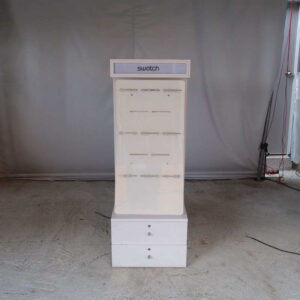 手表展示架悬挂式产品展示架，白色木框，带 2 个储物抽屉。
