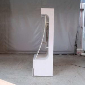 手表展示架悬挂式产品展示架，白色木框，带 2 个储物抽屉。