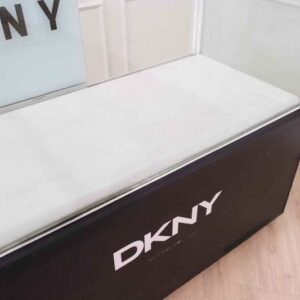 珠宝柜、玻璃柜展示产品矩形形状，2 个滑动玻璃门，黑色底座，有 2 个滑动门用于存放。