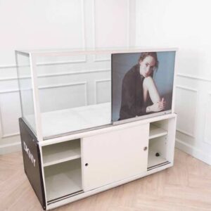 珠宝柜、玻璃柜展示产品矩形形状，2 个滑动玻璃门，黑色底座，有 2 个滑动门用于存放。