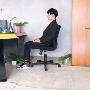 办公椅，罗克沃斯椅，厚黑色布艺坐垫。
