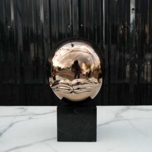 水纹装饰，金色造型，黑色大理石底座。
