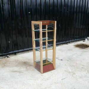 产品货架产品展示架，4个玻璃架，棕色木架。