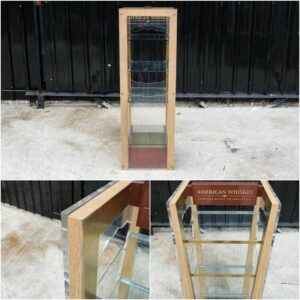 产品货架产品展示架，4个玻璃架，棕色木架。