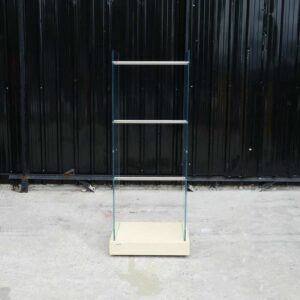 产品挂架产品悬挂架，两侧玻璃墙，3 个悬挂导轨，米色木质底座。อ