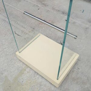 产品挂架产品悬挂架，两侧玻璃墙，3 个悬挂导轨，米色木质底座。อ