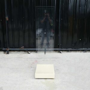 产品挂架产品悬挂架，两侧玻璃墙，3 个悬挂导轨，米色木质底座。อ