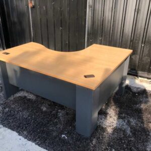 L 型工作台,钢腿,木台面,150 厘米。