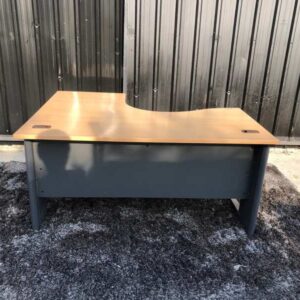 L 型工作台，钢腿，木台面，150 厘米。