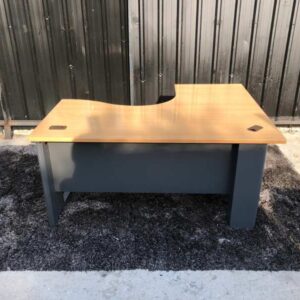 L 型工作台，钢腿，木台面，150 厘米。