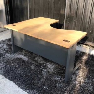 L 型工作台，钢腿，木台面，150 厘米。