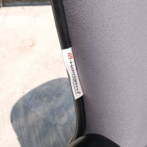 办公椅浅灰色织物内饰，品牌 UB-Haworth