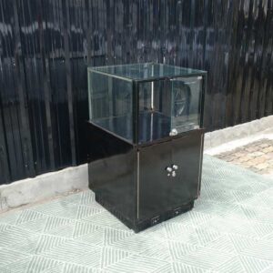 珠宝柜、玻璃柜展示产品方形，黑色木质底座，有2个可打开的储物柜。