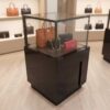 珠宝柜、玻璃柜展示产品方形，黑色木质底座，有2个可打开的储物柜。