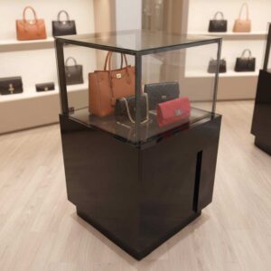 珠宝柜、玻璃柜展示产品方形，黑色木质底座，有2个可打开的储物柜。