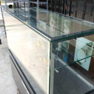 珠宝柜，玻璃产品展示柜，有 4 个开门，黑色木框架，玻璃边缘有 LED 灯。