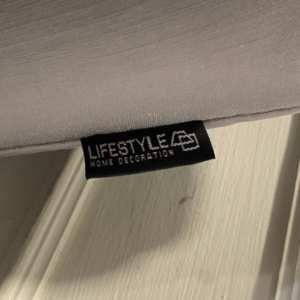 L 形沙发，3 个座位，布艺坐垫，灰色，LIFESTYLE 品牌。