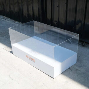 透明亚克力产品展示架，白色木框，宽水平。