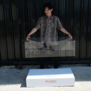 透明亚克力产品展示架，白色木框，宽水平。