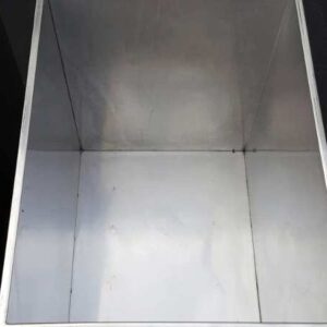 带轮子的大型全不锈钢水箱。