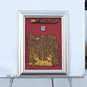 红色背景、银色框架的金色森林图片