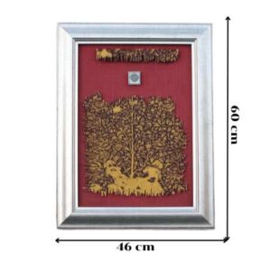 红色背景、银色框架的金色森林图片