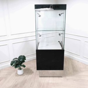 高大玻璃产品展示柜，黑色，玻璃门开口。