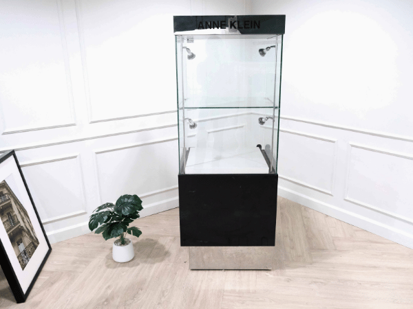 高大玻璃产品展示柜，黑色，玻璃门开口。