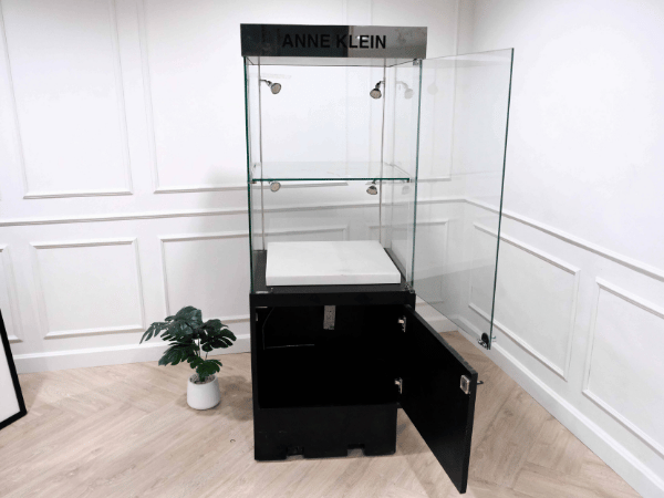 高大玻璃产品展示柜，黑色，玻璃门开口。