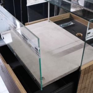 珠宝柜，玻璃制品展示柜，高大，棕色，带玻璃门抽屉。 *无钥匙/无轮子