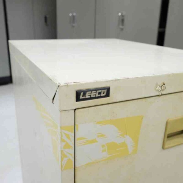 钢制文件柜，3 个抽屉，LEECO 品牌，小把手。