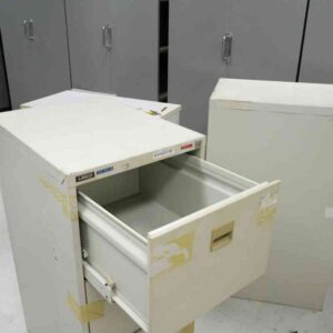 钢制文件柜，3 个抽屉，LEECO 品牌，小把手。