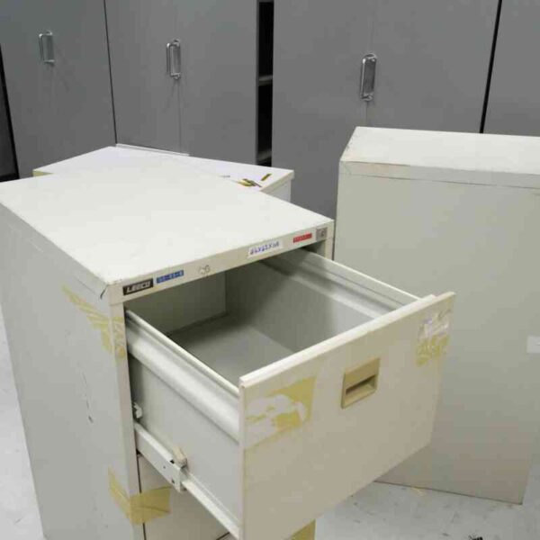 钢制文件柜，3 个抽屉，LEECO 品牌，小把手。