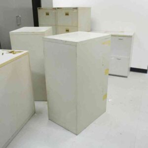 钢制文件柜，3 个抽屉，LEECO 品牌，小把手。