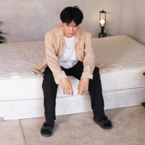 带底座 5 英尺床垫，品牌 RESTONIC，型号 HAZELWOOD SUPREME