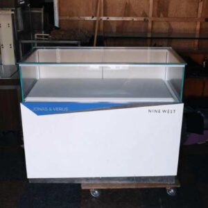 珠宝柜、玻璃柜展示产品长方形玻璃门打开白色木质底座，蓝色条纹