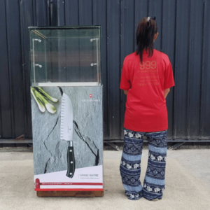 珠宝柜、玻璃柜展示产品高大、方形玻璃门打开灰色石纹木底座